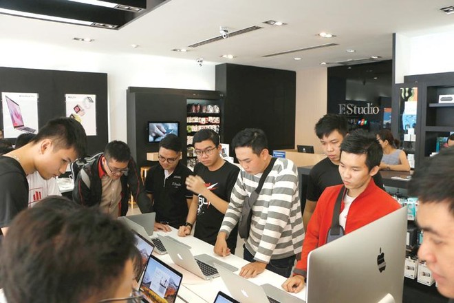 Tại Việt Nam, hiện có gần 20 cửa hàng ủy quyền chính hãng của Apple. Trong ảnh: Cửa hàng F.Studio by FPT của FPT Retail.