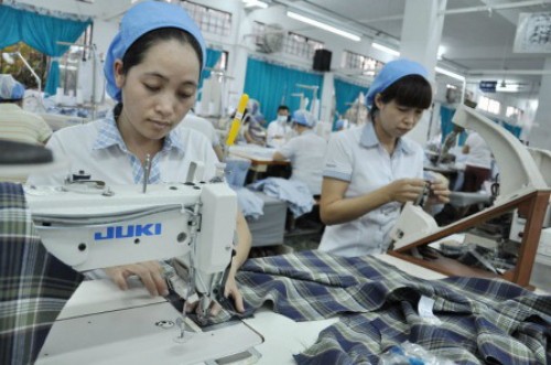 Sản xuất áo sơ mi tại một doanh nghiệp may xuất khẩu. 