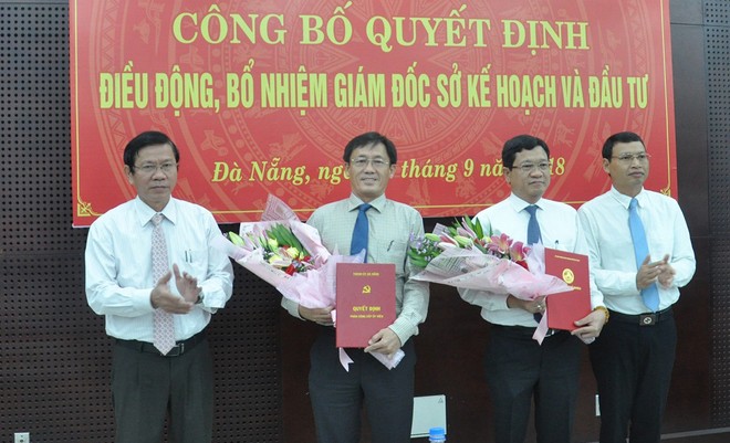 Lãnh đạo TP. Đà Nẵng trao quyết định điều động, bổ nhiệm chức vụ mới cho ông Trần Văn Sơn và ông Trần Phước Sơn.