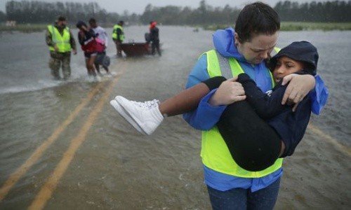 Nhân viên cứu hộ hỗ trợ người dân. Ảnh: AFP.