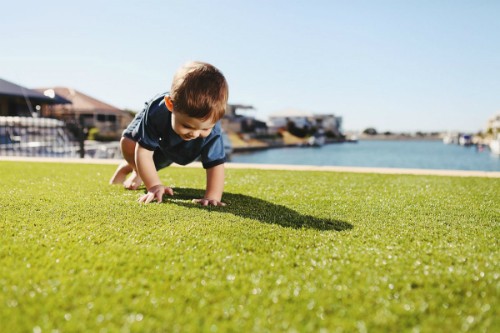 Chơi ngoài trời giúp bé tăng khả năng thông minh - Ảnh: Royal Grass.