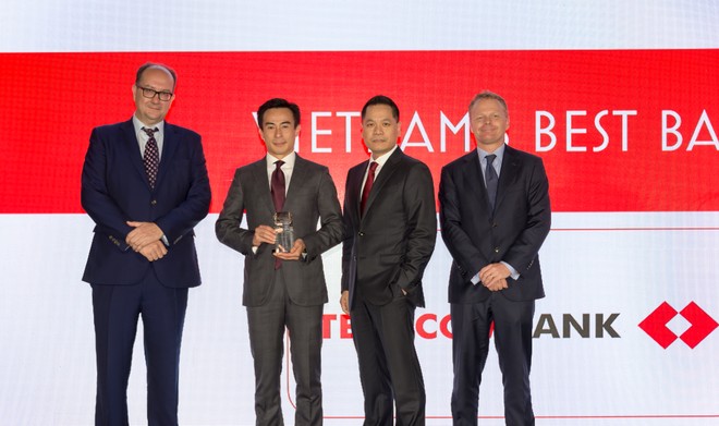 Ông Trịnh Bằng và ông Bá Dũng (ở giữa) đại diện Techcombank nhận giải thưởng từ Euromoney