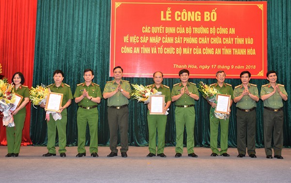 Thiếu tướng Nguyễn Hải Trung - Giám đốc Công an tỉnh Thanh Hóa trao Quyết định và tặng hoa chúc mừng các đồng chí Phó Giám đốc.
