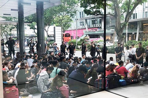 Nhiều người, trong đó phần đông từ Việt Nam, đã xếp hàng trước Apple Store Singapore sớm một ngày để mua iPhone Xs.