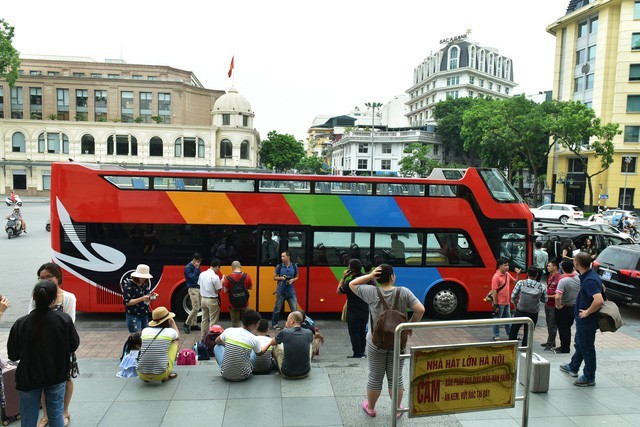 Xe buýt 2 tầng được sử dụng làm phương tiện phục vụ khách du lịch nội thành Hà Nội.