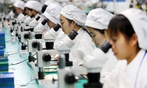 Công nhân Trung Quốc trong một nhà máy sản xuất điện thoại tại An Huy. Ảnh: AFP.