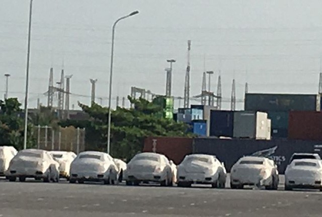 Nhiều siêu xe nằm ở cảng Tân Vũ, Hải Phòng gần 2 năm nay nhưng doanh nghiệp chưa đến làm thủ tục. (Ảnh minh họa/Tuấn Nguyễn).
