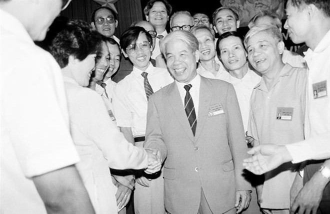 Tổng Bí thư Đỗ Mười với các đại biểu dự Đại hội VII Đảng Cộng sản Việt Nam (tháng 6/1991). (Ảnh: Xuân Lâm/TTXVN).