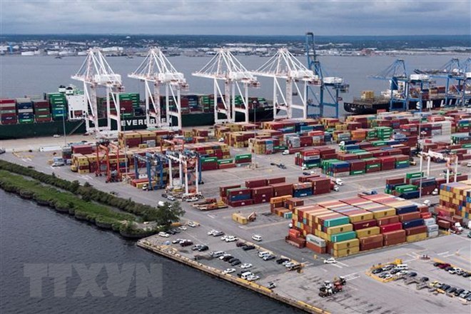 Hàng hóa được xếp tại cảng ở Baltimore, Maryland, Mỹ. (Nguồn: AFP/TTXVN).