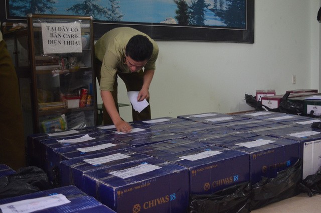 Lực lượng chức năng bắt giữ lô rượu ngoại không rõ trong container đi qua địa phận Đà Nẵng.