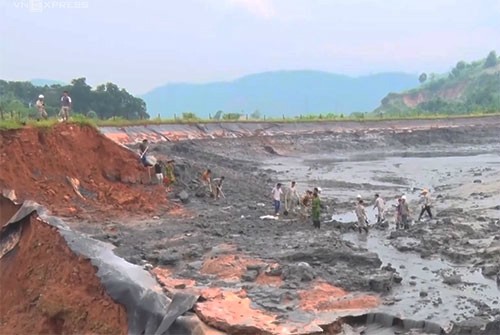 Hiện trường hồ chứa chất thải độc hại của nhà máy phân đạm Lào Cai bị vỡ. Ảnh: Thanh Tuấn.