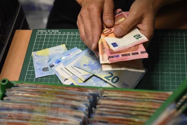 Kiểm đồng euro tại một công ty bán hàng ở Rennes, Pháp. (Nguồn: AFP/TTXVN).