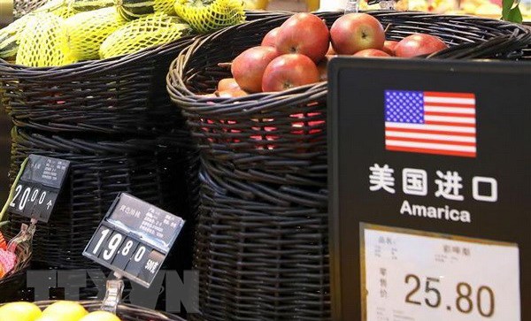 Hoa quả nhập khẩu từ Mỹ được bày bán tại siêu thị ở thủ đô Bắc Kinh (Trung Quốc). (Nguồn: EPA/TTXVN).
