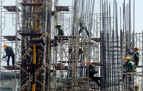 Công nhân làm việc trong một dự án xây dựng tại Hà Nội. Ảnh: Reuters.