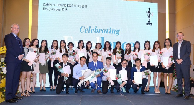 54 học viên Việt Nam đầu tiên nhận chứng chỉ quốc tế về tài chính, kế toán và kinh doanh CFAB