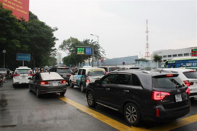 Điểm giao cắt đường Trần Quốc Hoàn và Phan Thúc Duyện thường xuyên có lưu lượng xe rất đông. (Ảnh: Tiến Lực/TTXVN).