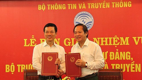 Ông Nguyễn Mạnh Hùng (trái) và ông Trương Minh Tuấn tại Lễ bàn giao chức Bộ trưởng ngày 3/8. Ảnh: MIC.