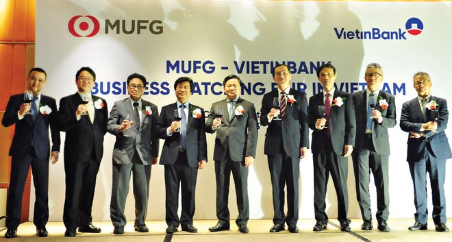 Đại diện Ban Lãnh đạo VietinBank và MUFG chúc mừng sự thành công của sự kiện.