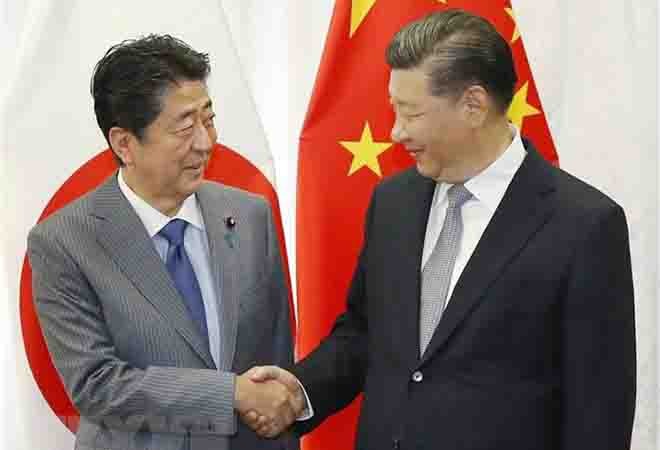 Chủ tịch Trung Quốc Tập Cận Bình  và Thủ tướng Nhật Bản Shinzo Abe trong cuộc gặp bên lề Diễn đàn Kinh tế phương Đông (EEF) lần thứ 4 tại Vladivostok, Nga ngày 12/9. (Ảnh: AFP/TTXVN)