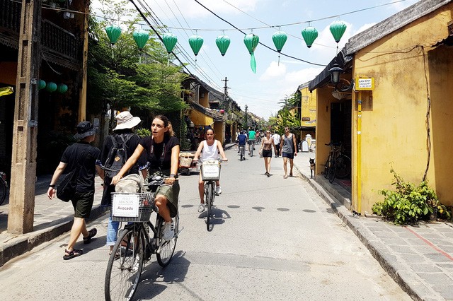 Du khách đi xe đạp, tham quan trong phố cổ Hội An.