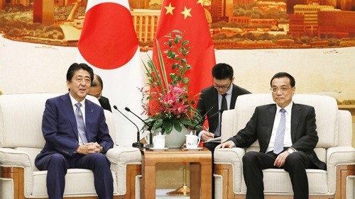 Thủ tướng Nhật Bản Shinzo Abe (trái) và Thủ tướng Trung Quốc Lý Khắc Cường trong cuộc gặp hôm nay tại Bắc Kinh. Ảnh: Kyodo.