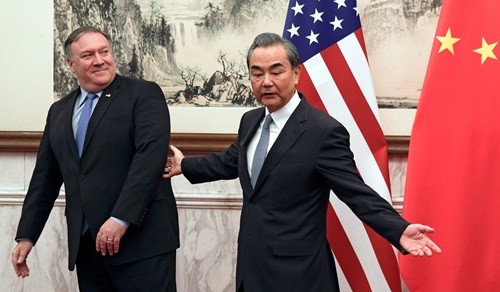 Ngoại trưởng Mỹ Mike Pompeo (trái) và Ngoại trưởng Trung Quốc Vương Nghị trong cuộc gặp tại Bắc Kinh hôm 8/10. Ảnh: Reuters.