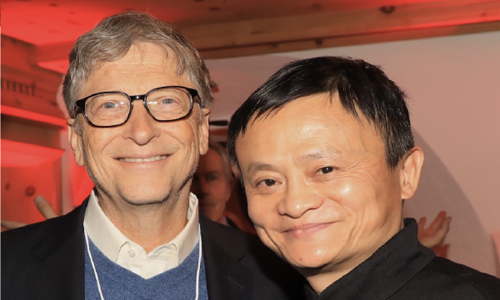 Jack Ma chụp ảnh cùng Gates tại Diễn đàn Kinh tế thế giới ở Davos, Thụy Sỹ hồi đầu năm. Ảnh: CNBC.