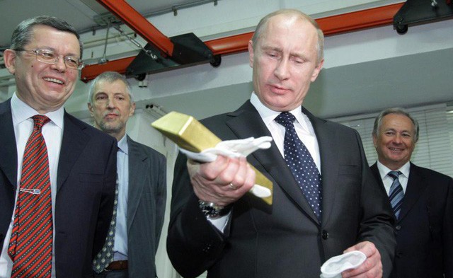 Tổng thống Nga Vladimir Putin cầm trên tay một thỏi vàng (Ảnh: Getty).