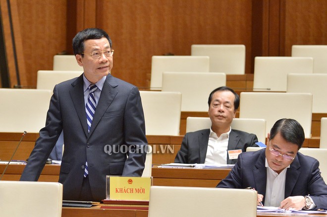 Bộ trưởng Nguyễn Mạnh Hùng trả lời chất vấn sáng 1/11 (Ảnh: Quốc hội).
