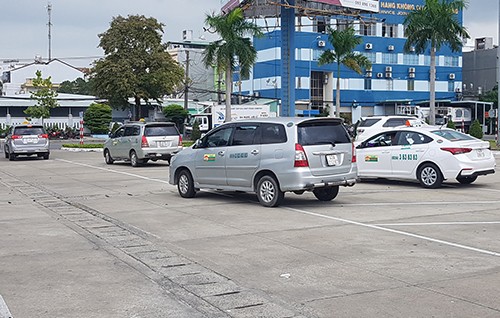 Nhiều tài xế taxi truyền thống chủ động rời bãi đỗ trong khu vực sân bay để phản đối xe dù và Grab. Ảnh: N.T.