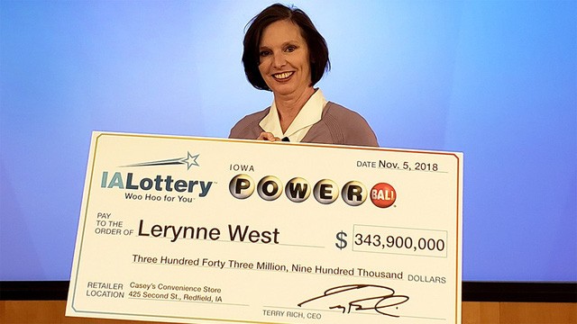 Bà Lerynne West nhận giải độc đắc trị giá 343,9 triệu USD, giải xổ số lớn nhất từng được nhận tại bang Iowa. (Nguồn: WOWT)