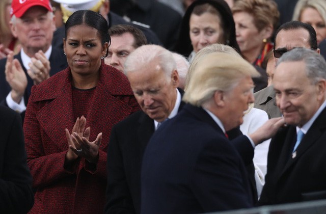 Cựu Đệ nhất phu nhân Mỹ Michelle Obama cho rằng Tổng thống Donald Trump từng đặt gia đình bà vào nguy hiểm. (Ảnh: AFP).
