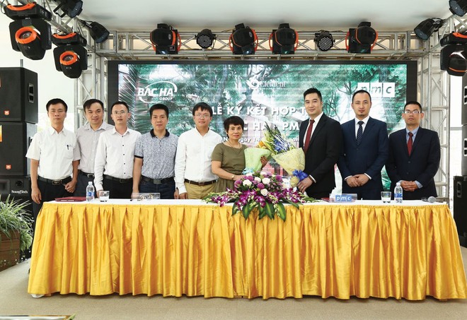 CEO Nguyễn Quang Huy (thứ ba bên phải) trong lễ ký kết quản lý Tòa nhà 6th Element.