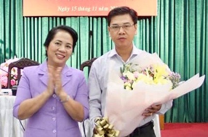Bí thư Quận ủy Q.1 Trần Kim Yến chúc mừng tân Chủ tịch UBND Q.1 Nguyễn Văn Dũng .ẢNH: H.LINH