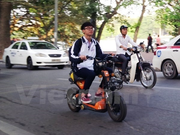 Nhiều xe đạp điện có vận tốc lên tới 40km/giờ và không khác gì xe máy. (Ảnh: Việt Hùng/Vietnam+).