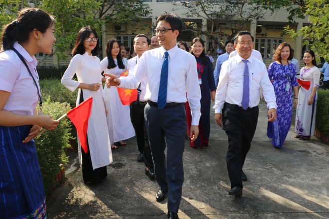 Phó thủ tướng Vũ Đức Đam và lãnh đạo tỉnh Hà Tĩnh tham dự lễ kỷ niệm Ngày Nhà giáo Việt Nam tại Trường Đại học Hà Tĩnh