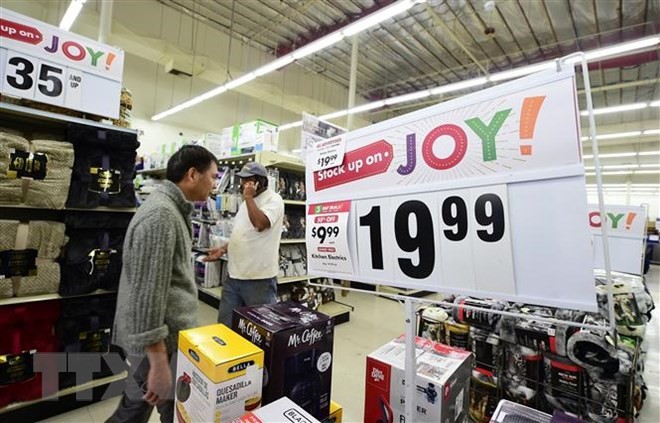 Người dân mua sắm trong ngày Black Friday tại California, Mỹ. (Ảnh: AFP/TTXVN).