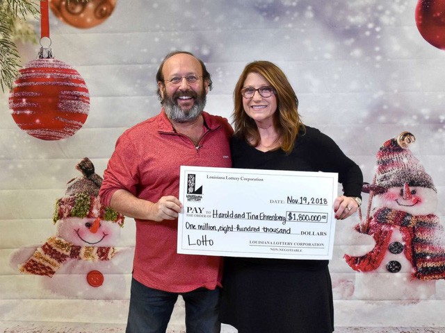 Vợ chồng Harold và Tina Ehrenberg nhận giải thưởng trị giá 1,8 triệu USD. (Nguồn: Louisiana Lottery).