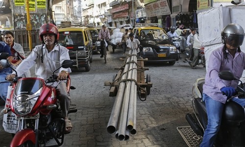 Người dân trên một con phố ở Mumbai (Ấn Độ). Ảnh: Reuters.