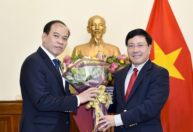 Phó Thủ tướng, Bộ trưởng Bộ Ngoại giao Phạm Bình Minh trao quyết định và chúc mừng ông Vũ Việt Anh.