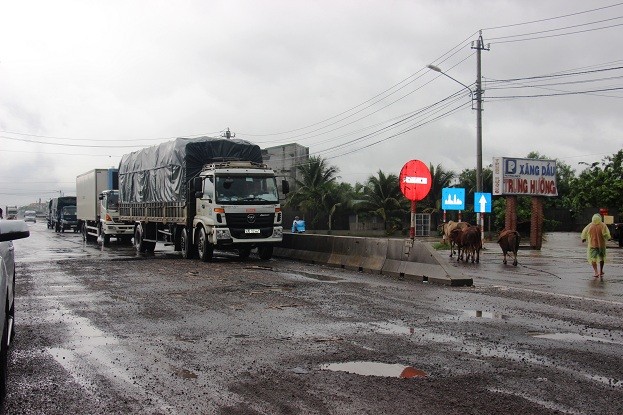 Nhiều đoạn Quốc lộ 1 qua Bình Định đã bị xuống cấp trầm trọng dù mới khai thác được 3 năm.