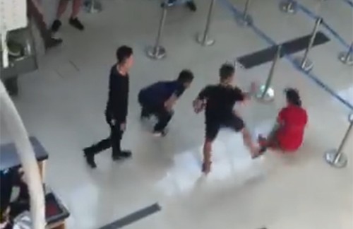 Một nhóm thanh niên đạp ngã nữ nhân viên hàng không ở sân bay Thọ Xuân. Ảnh cắt từ Video.