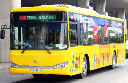 TP.HCM hiện có 5 tuyến buýt lộ trình đi qua Tân Sơn Nhất. Ảnh: Hữu Nguyên.