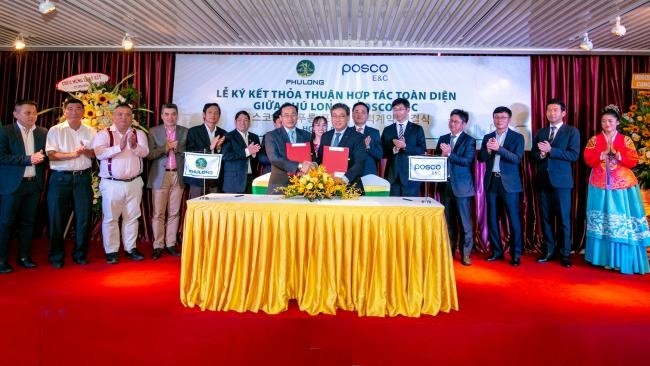 Ông Phùng Chu Cường, Tổng giám đốc Công ty Phú Long và ông Lee Young Hôn, Chủ tịch kiêm Tổng giám đốc Tập đoàn Posco E&C trao Thoả thuận hợp tác toàn diện.
