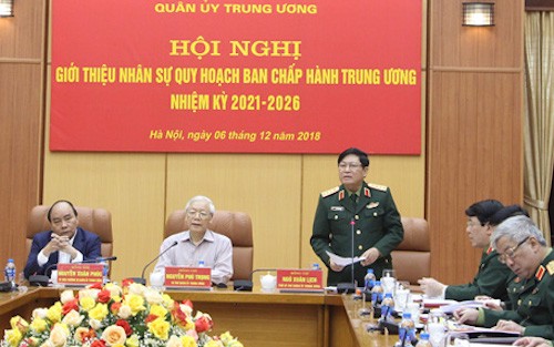 Đại tướng Ngô Xuân Lịch, Bộ trưởng Quốc phòng (đứng) báo cáo kết quả các bước trong quy trình phát hiện, giới thiệu nhân sự quân đội ngày 6/12. Ảnh: Nguyễn Bằng.