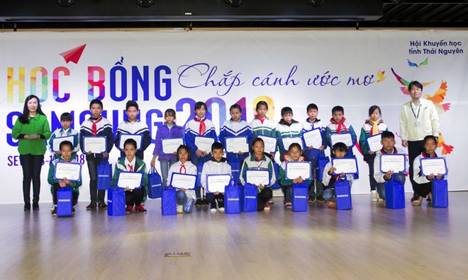 Sam sung Thái Nguyên vừa đã trao 200 suất học bổng trị giá 1 triệu đồng/suất các em học sinh có hoàn cảnh khó khăn vươn lên trong học tập ở các trường học trên địa bàn tỉnh Thái Nguyên.