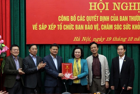 Phó Bí thư Thường trực Thành ủy Ngô Thị Thanh Hằng trao Quyết định kiện toàn Ban Bảo vệ, chăm sóc sức khỏe cán bộ thành phố Hà Nội.