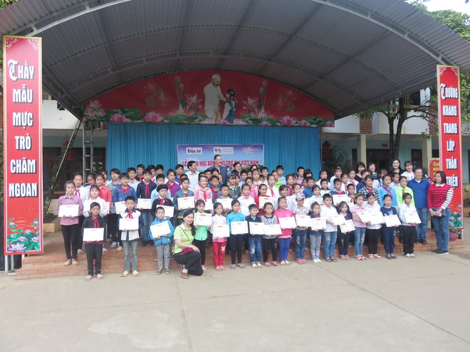 200 trẻ em Hà Giang được nhận học bổng khuyến học.