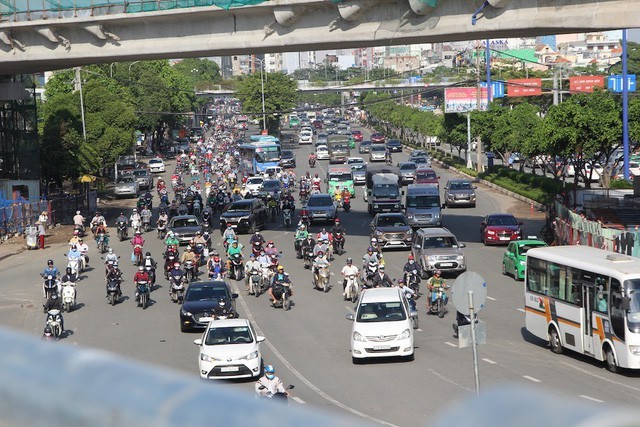 Phương tiện di chuyển trên đường Điện Biên Phủ ra xa lộ Hà Nội để đi Đồng Nai, Bình Thuận...
