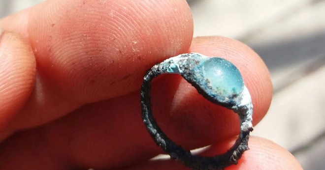 Chiếc nhẫn 2.000 năm tuổi đã bị ăn mòn và có một viên ngọc lục bảo bên trên. (Nguồn: Haaretz).